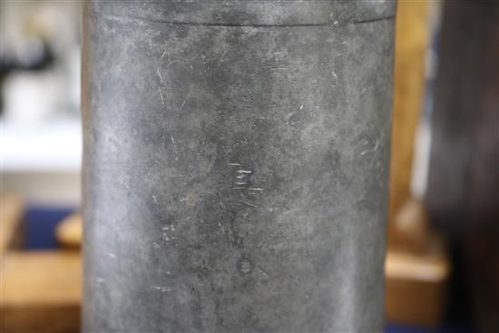 A Charles II Beefeater pewter flagon, probably Robert Marten (1638-1674), 9.25in.